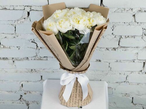 Изображение товара Букет 15 белых пионов в крафте