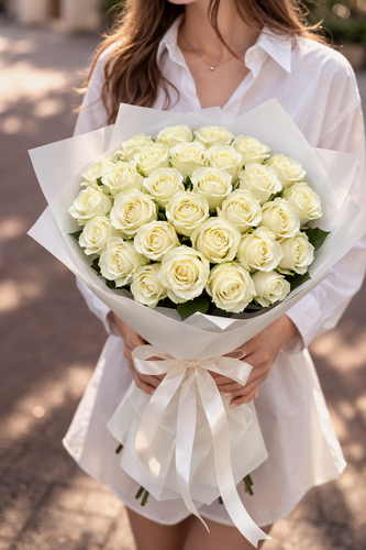 Изображение товара Букет из белых роз Аваланж на 8 марта, высота 60 см, 15 штук