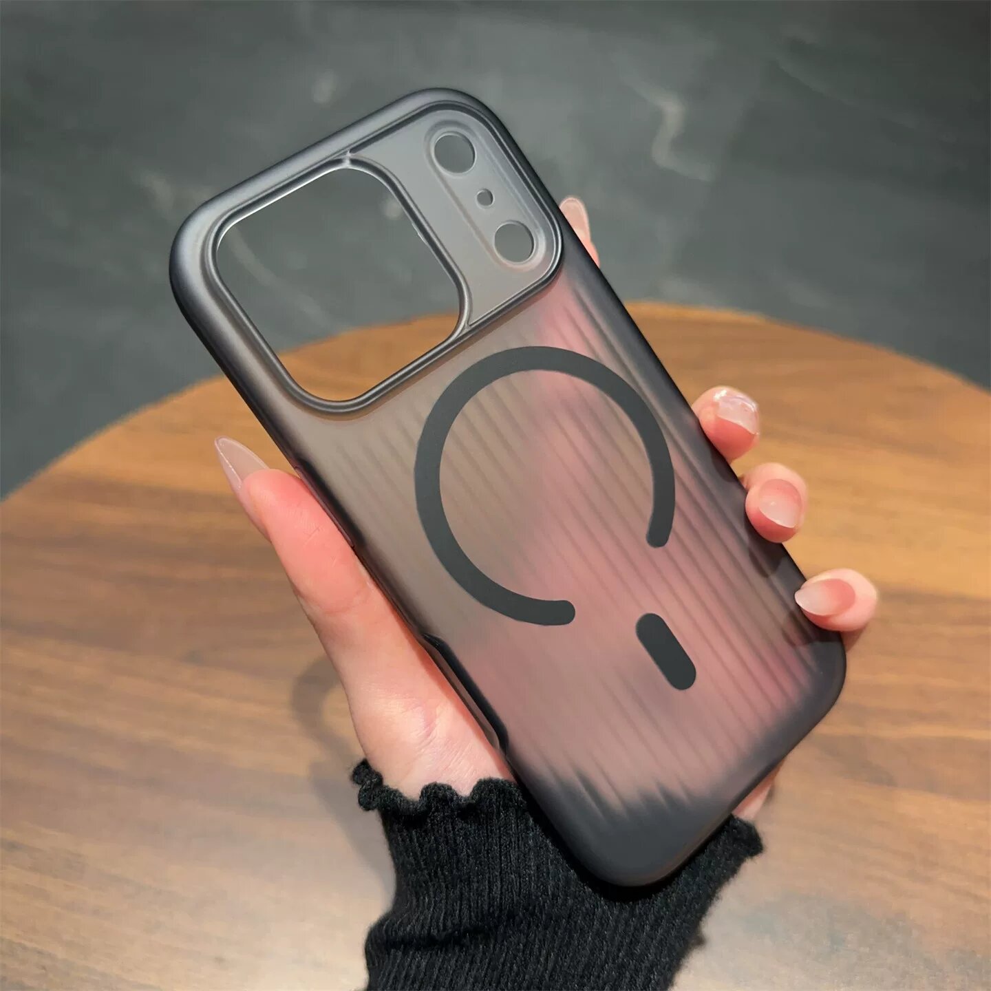 Ультра-тонкий матовый магнитный чехол для iPhone 16 Pro, ударопрочный, совместимый с беспроводной зарядкой, прозрачный