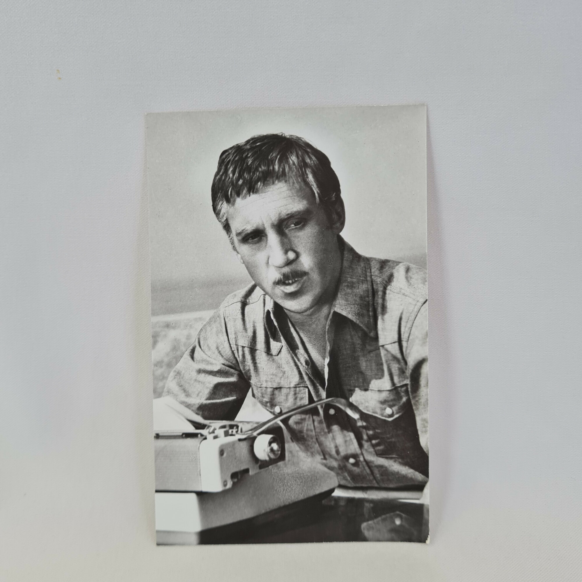 Открытка советская СССР. Владимир Высоцкий в образе путешественника, кадр из фильма Четвертый. Винта
