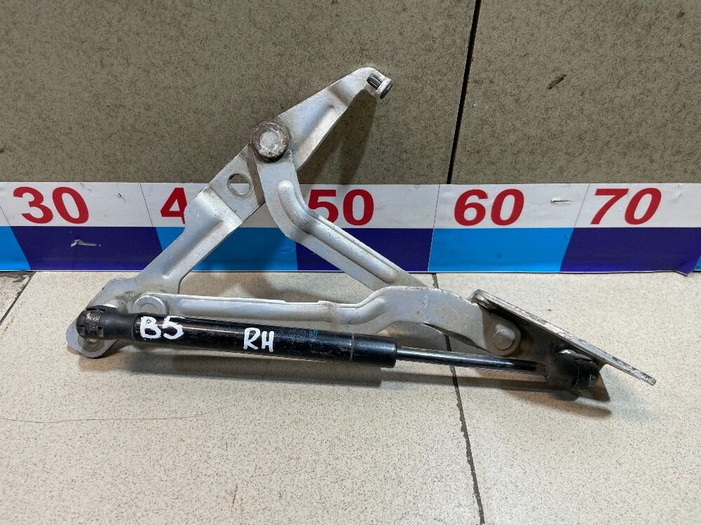 Петля крышки багажника правая Passat B5