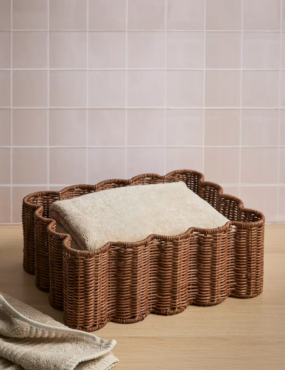 Marks and Spencer Корзина из ротанга Medium Scalloped Rattan Tray
