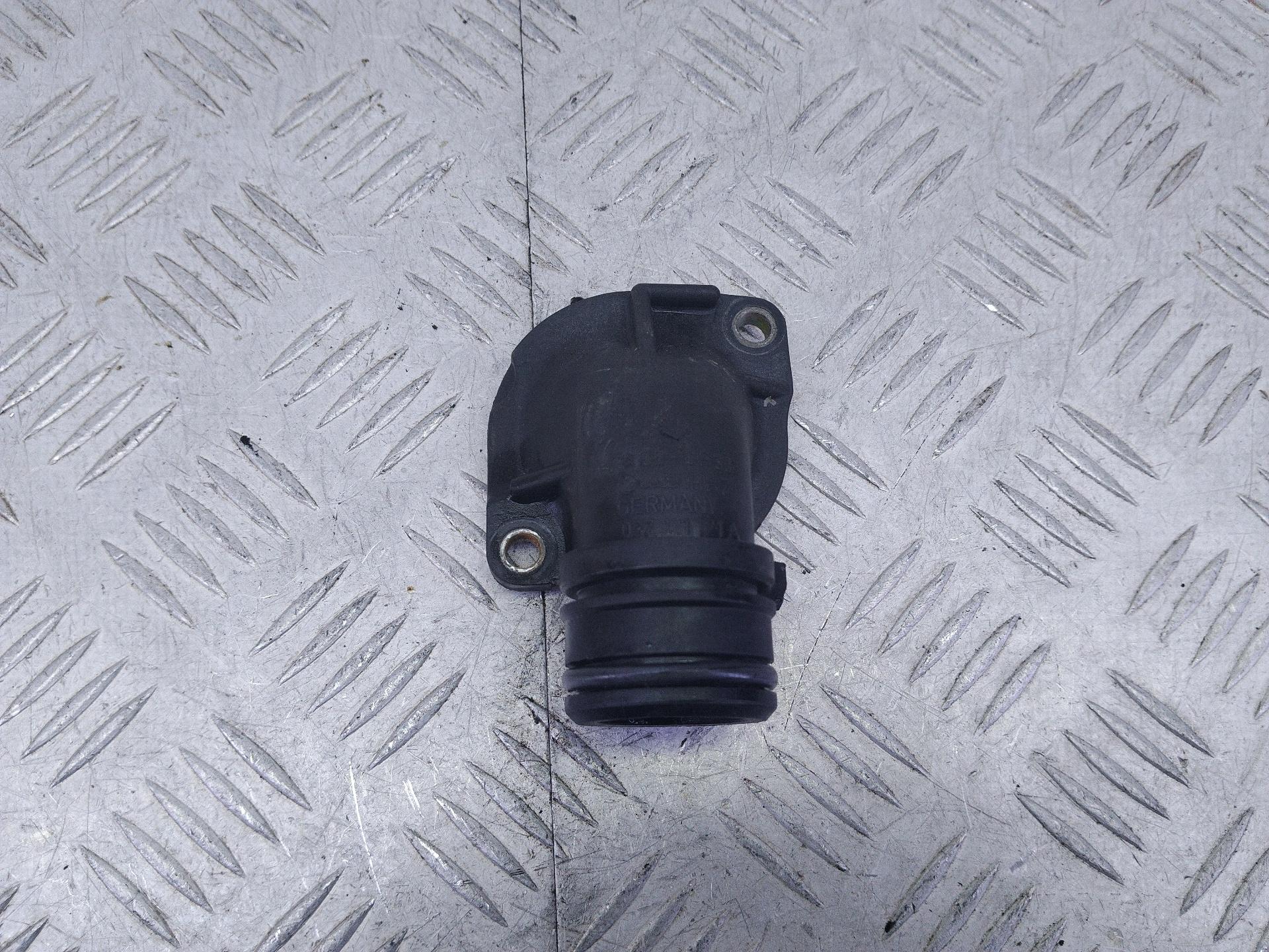 Фланец (тройник) системы охлаждения Volkswagen Golf 3 1993 037121121A