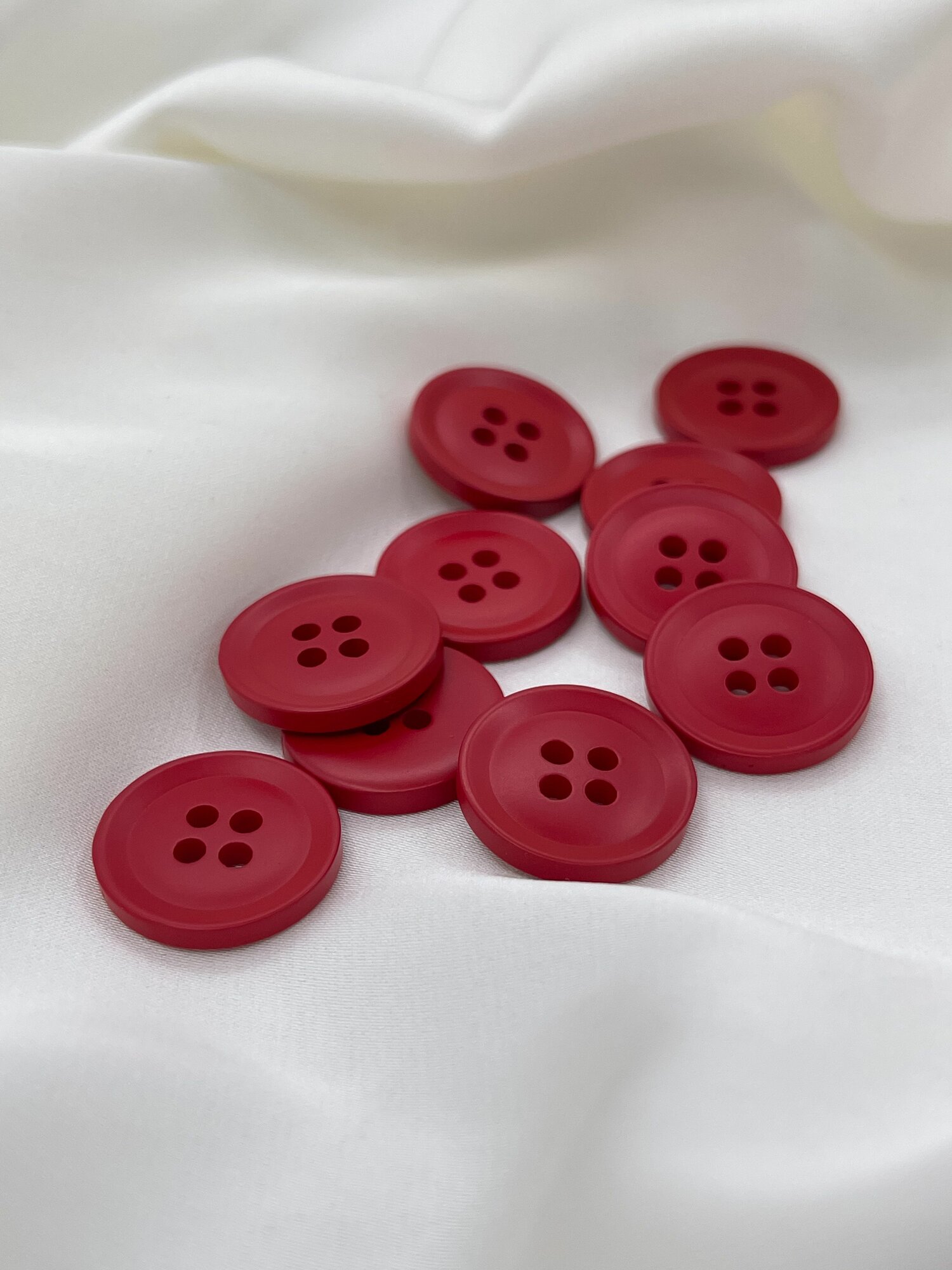 Пуговицы красные на прокол 18 мм  10 штук