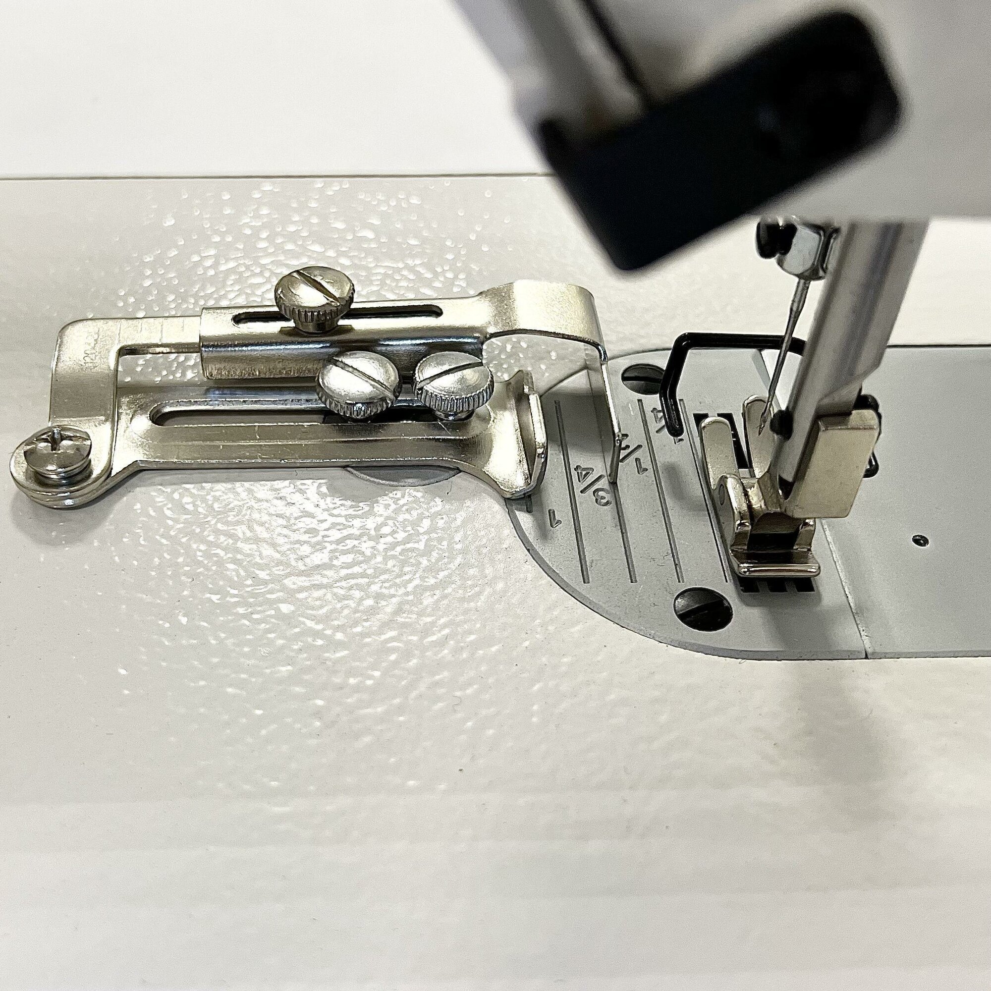 Ограничительная откидная линейка G7/ для отстрочки на промышленной швейной машине (+2 винта в комплекте) - фотография № 4