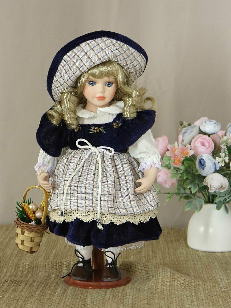 Кукла "Елизавета" фарфоровая (на подставке), 30 см