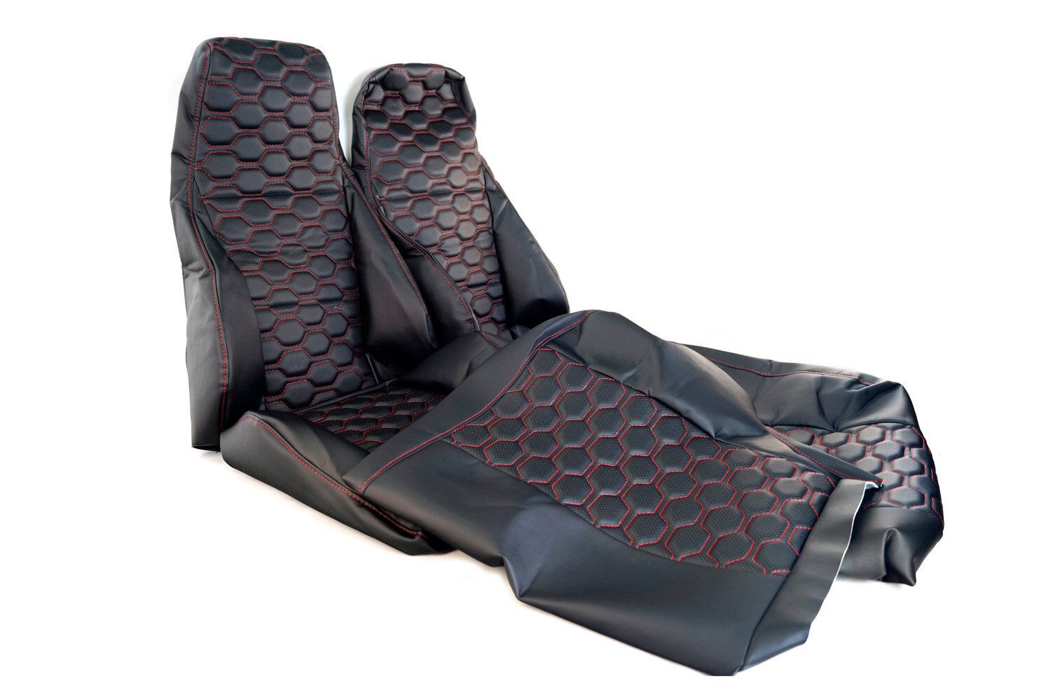 Обивка сидений (не чехлы) на ВАЗ 2107 из экокожи, центр с перфорацией, красные соты