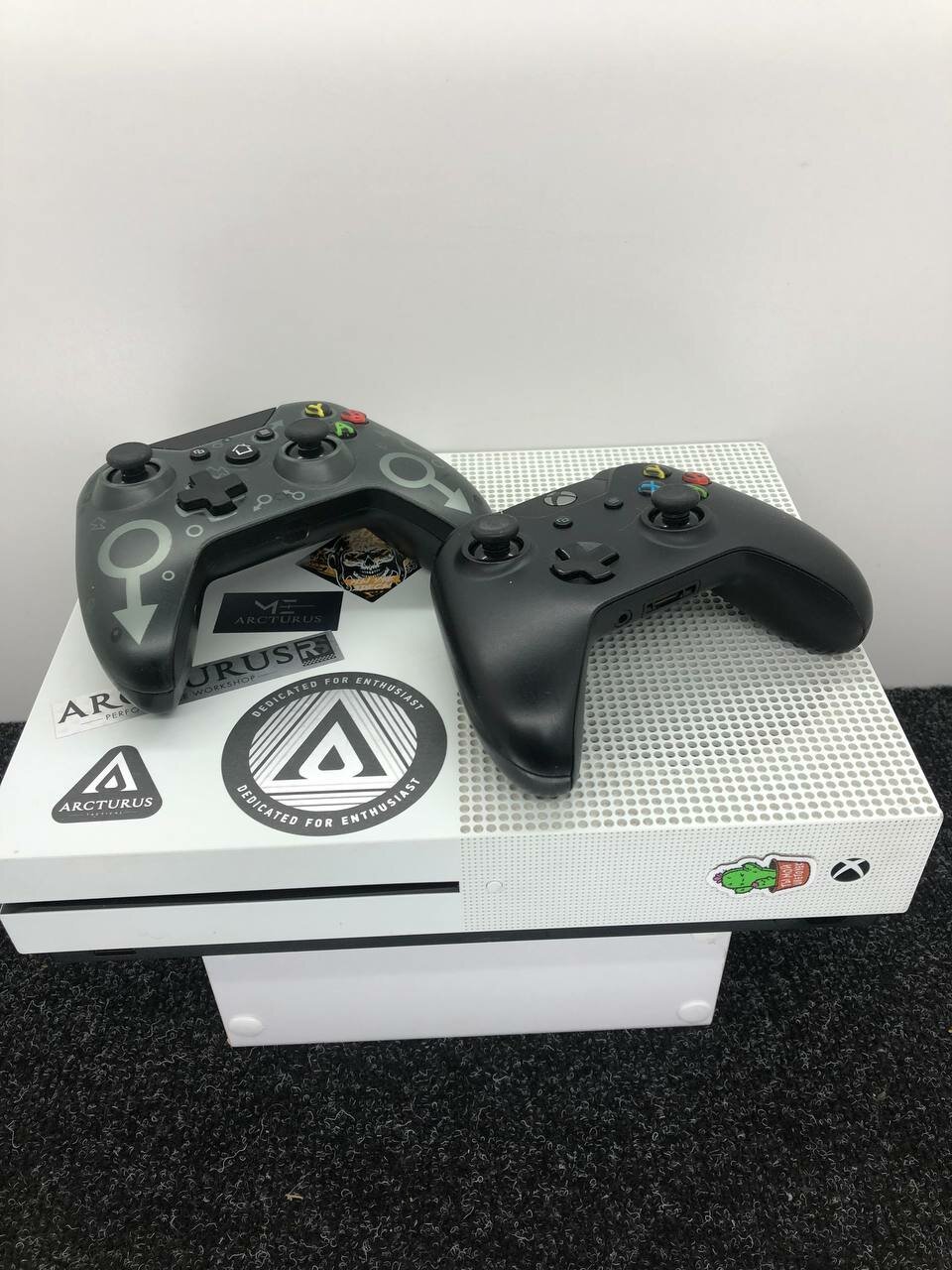 Microsoft Xbox One S 1Tb + GEARS 5 + Gears of War + Gears 2, 3 и 4 (белый) - фото №11