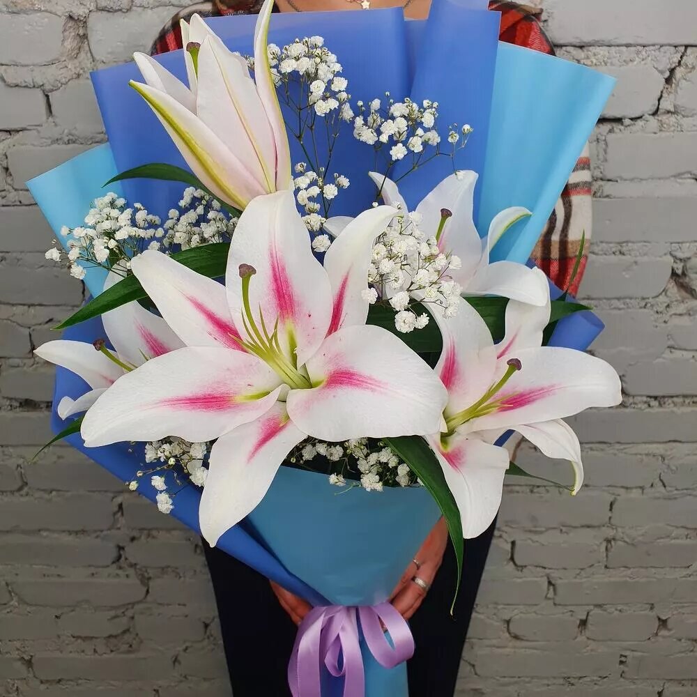 Букет Бело-розовая лилия с гипсофилой