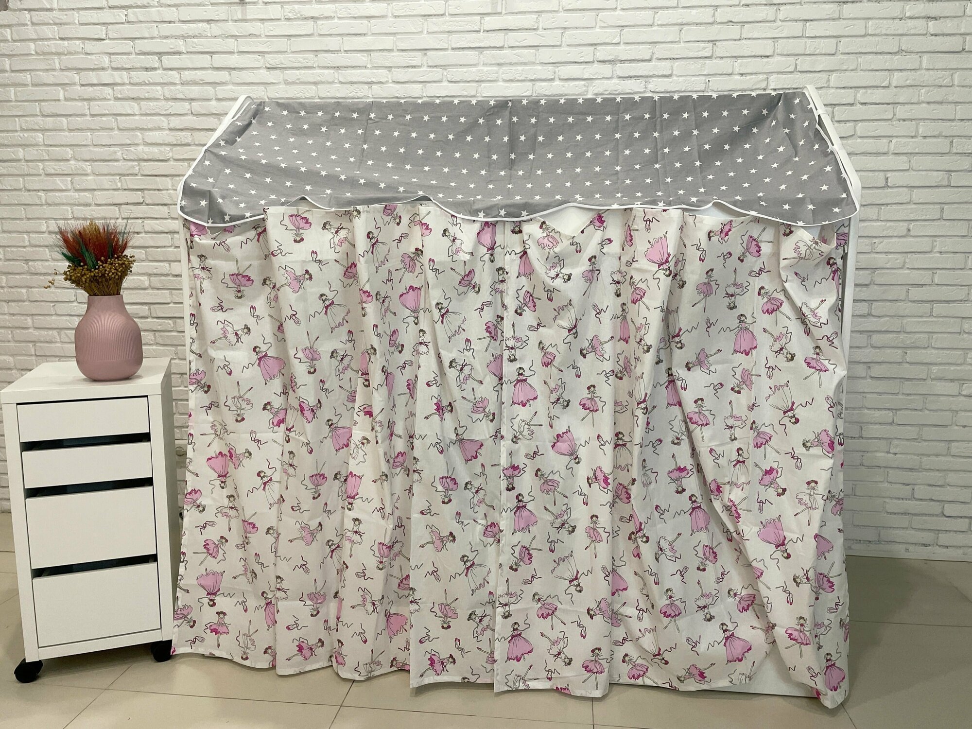 Балдахин с крышей и шторками на детскую кроватку домик, поплин, 100% хлопок, цвет серый с принцессами - фотография № 2