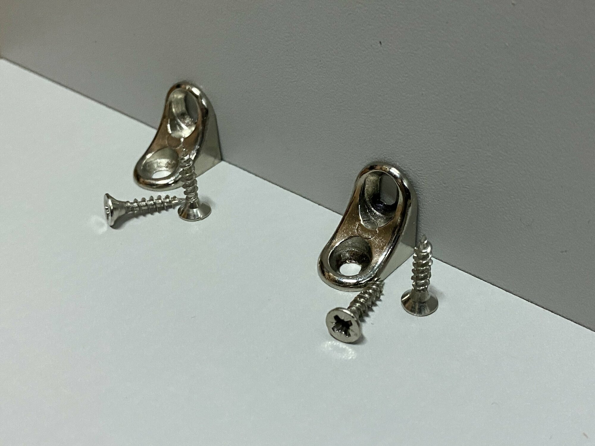 Изображение Уголки для полок литые Никель (12шт) регулируемые, с шурупами, Италия