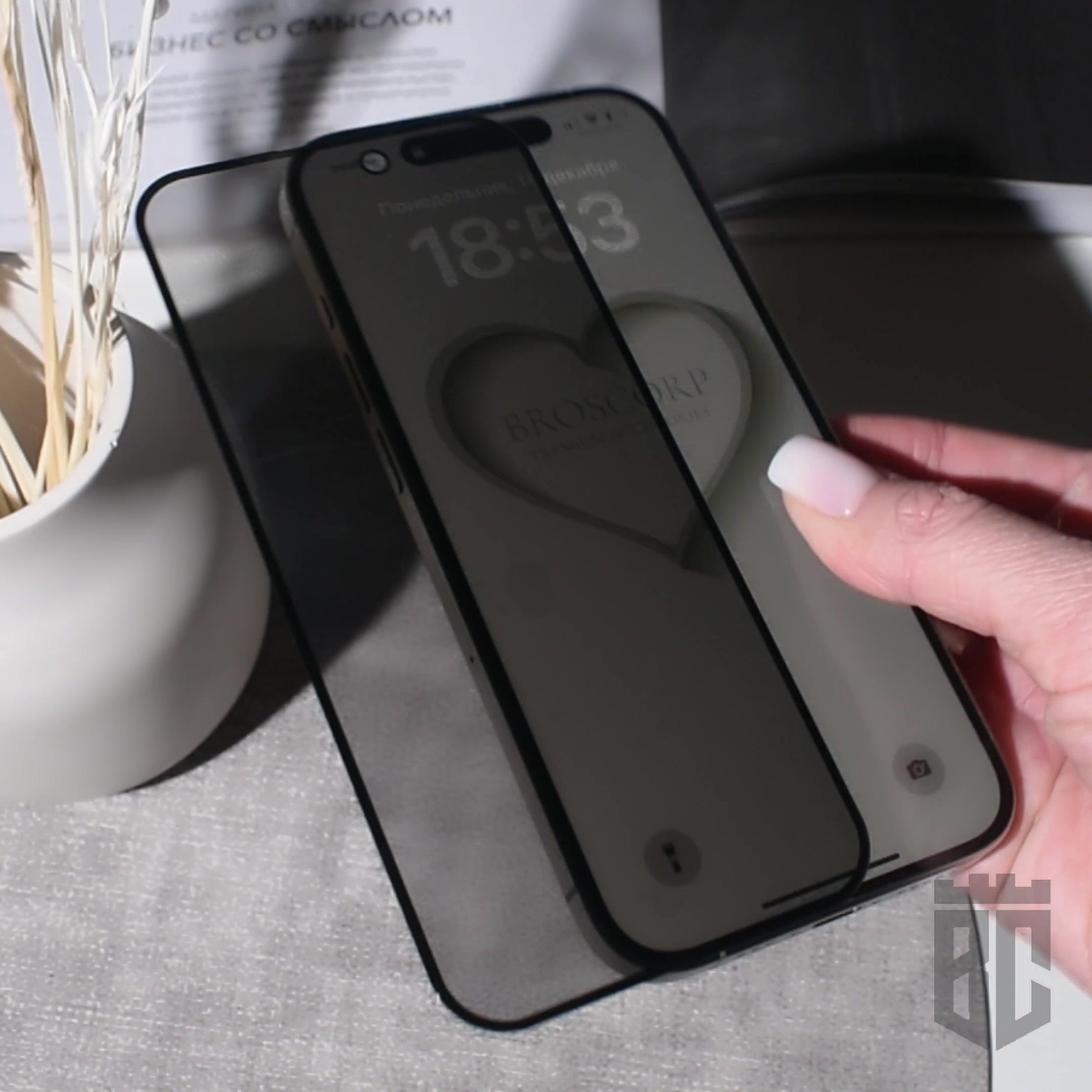 Набор защитных стёкол антишпион на Apple iPhone 14 Pro Max (Айфон 14 Про Макс), бренд BROSCORP, с эффектом приватности, 2 шт — фото 1