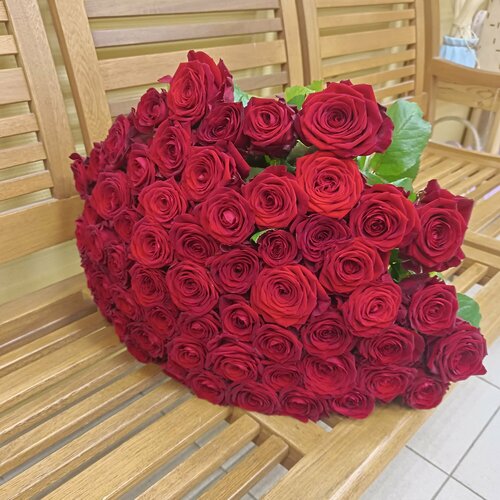 фото Живые цветы букет красных роз 61 шт. 60 см, сорт "ред наоми" rurose