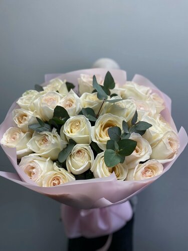 Изображение товара Букет живых цветов NURA FLOWERS " Белые эквадорские розы " с эвкалиптом, 25 цветков, высота 50 см