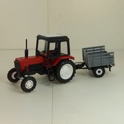 Масштабная модель "МОМ" Трактор МТЗ-82 (пластик) 2х цветный с прицепом сельхозник бортовой, краный/черный, 1:43