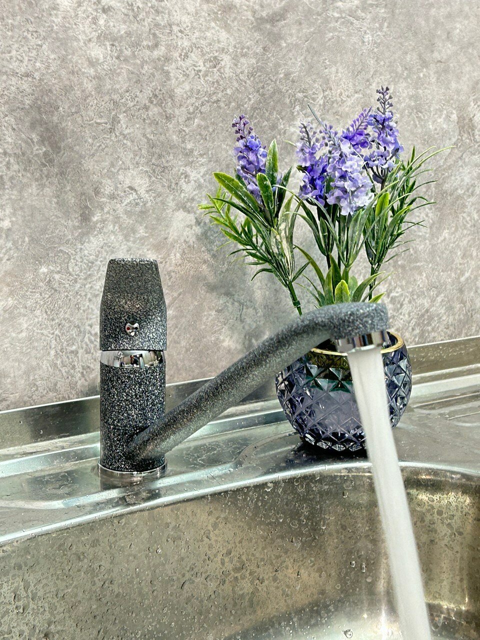 Смеситель для кухни Vieir V063522-HC с поворотным изливом цветом графитовый