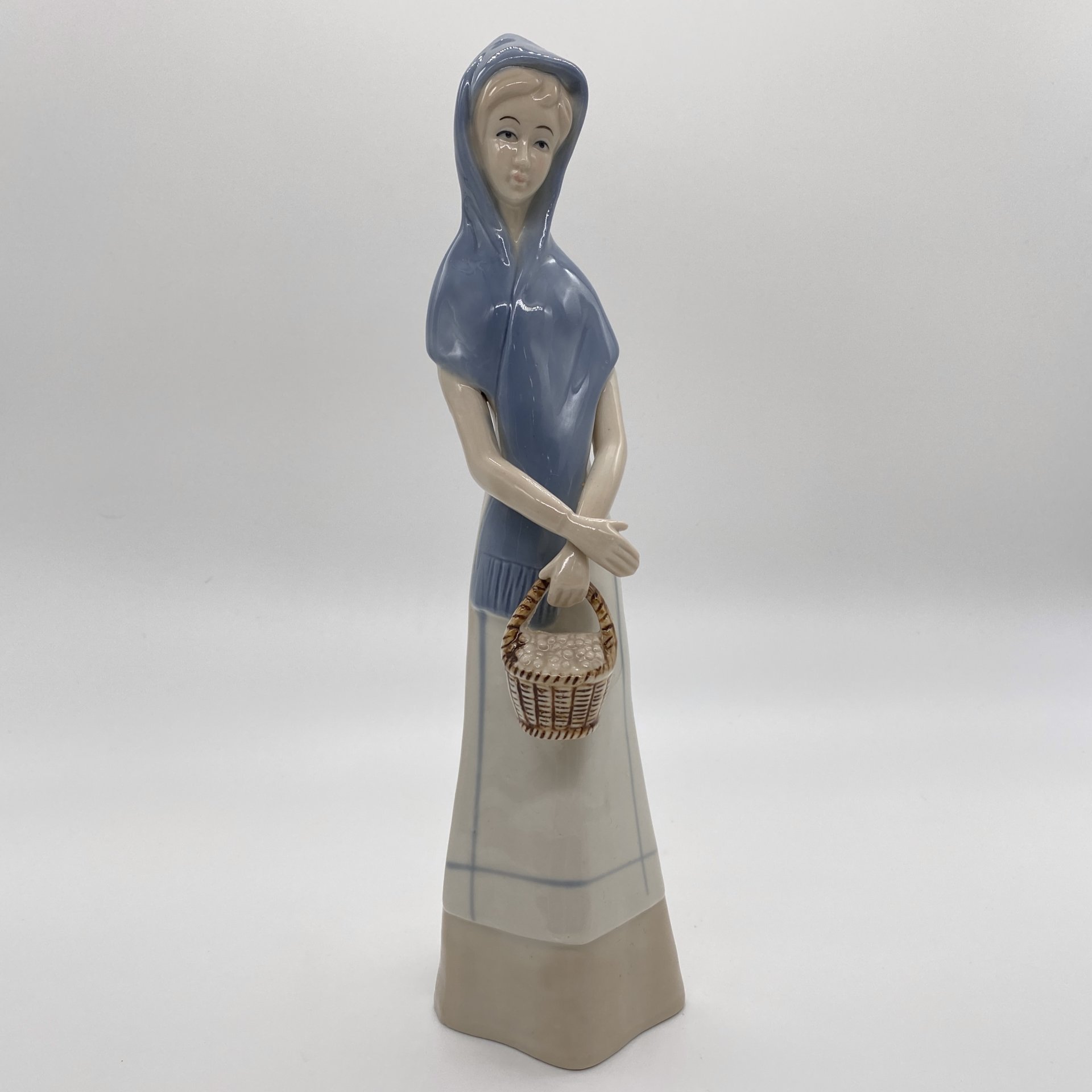 Статуэтка "Девушка с корзинкой", фарфор, роспись, Западная Европа, 1990-2000 гг.