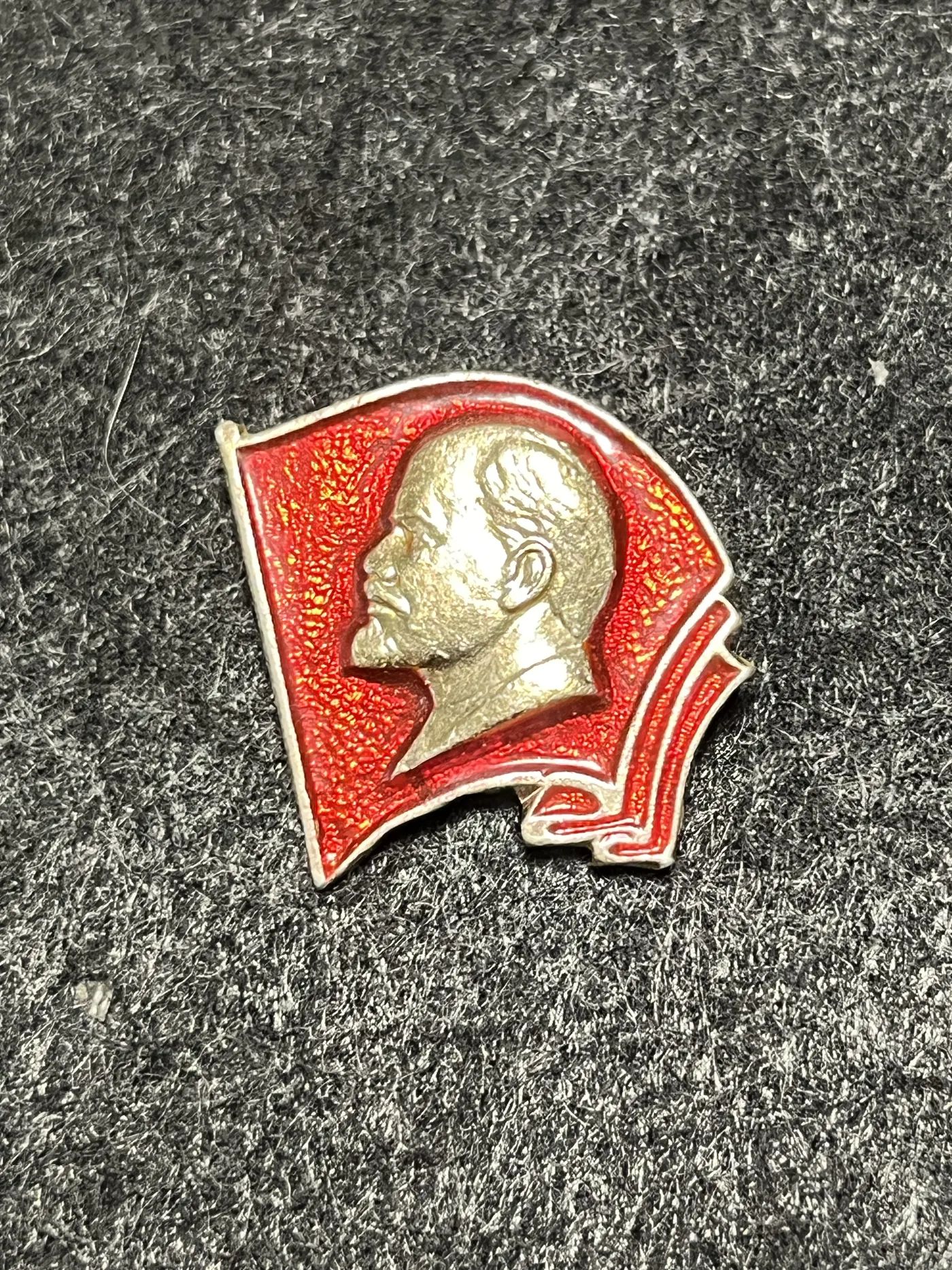 Значок Ленин на красном знамени, СССР