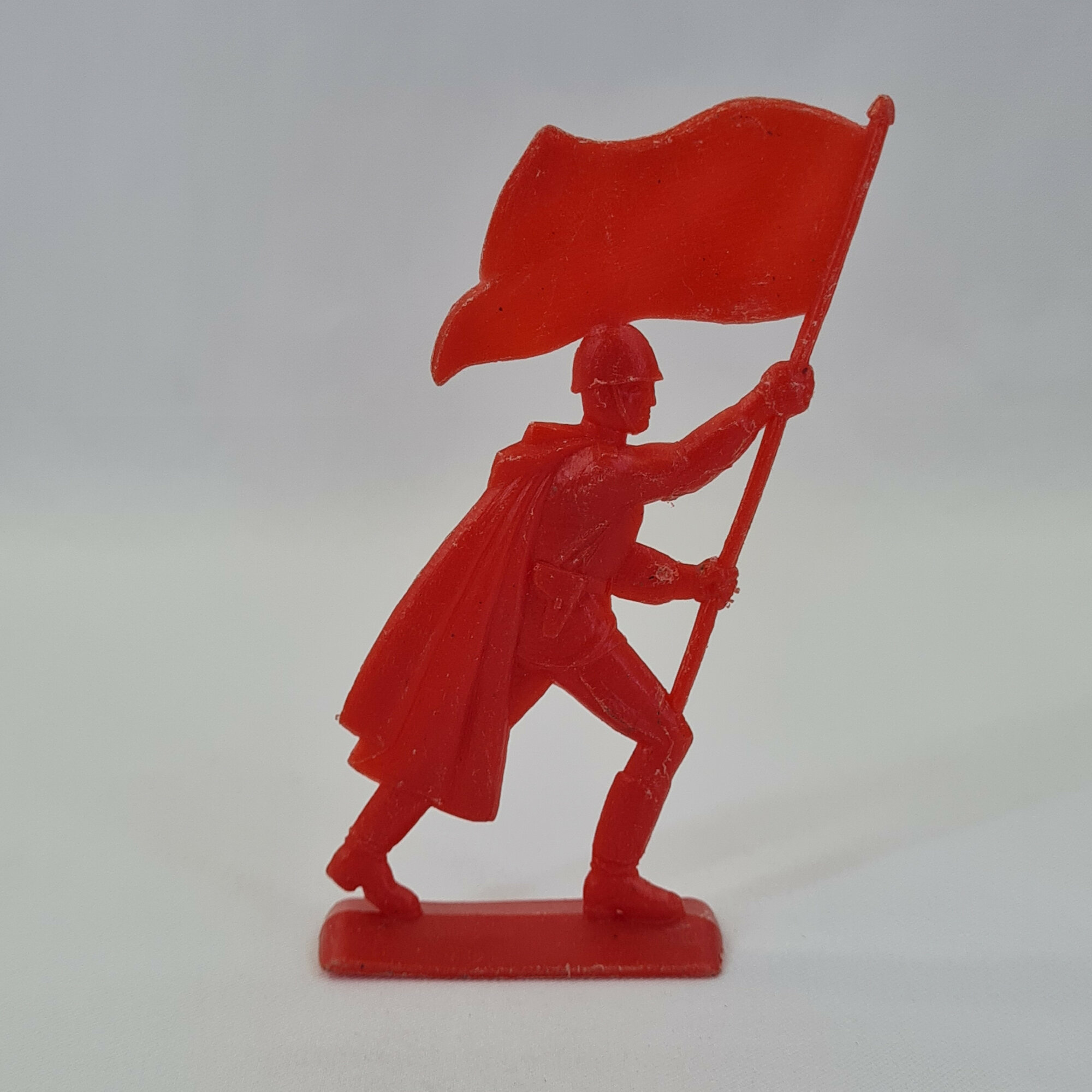 Солдатик винтажный СССР. Фигурка знаменосца с флагом на подставке для игры и декорации