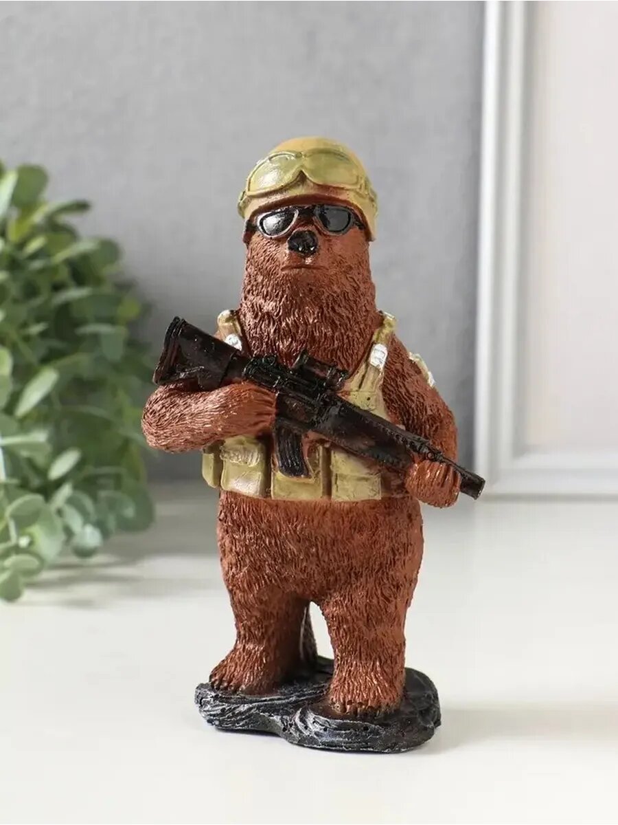 Декоративная фигурка медведя с автоматом — 16 см