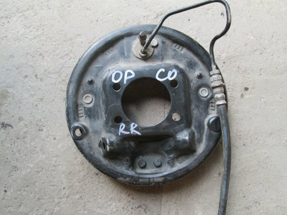Щит опорный задний правый 0546466 Opel Corsa-D б/у