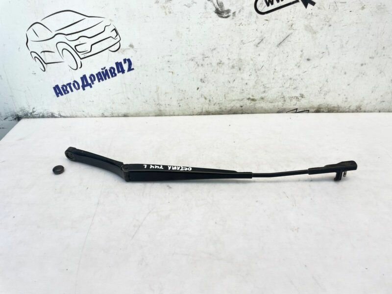 Держатель щетки стеклоочистителя Skoda Octavia 2010 1Z1955409A 1Z3 BSE, левый (с пробегом)
