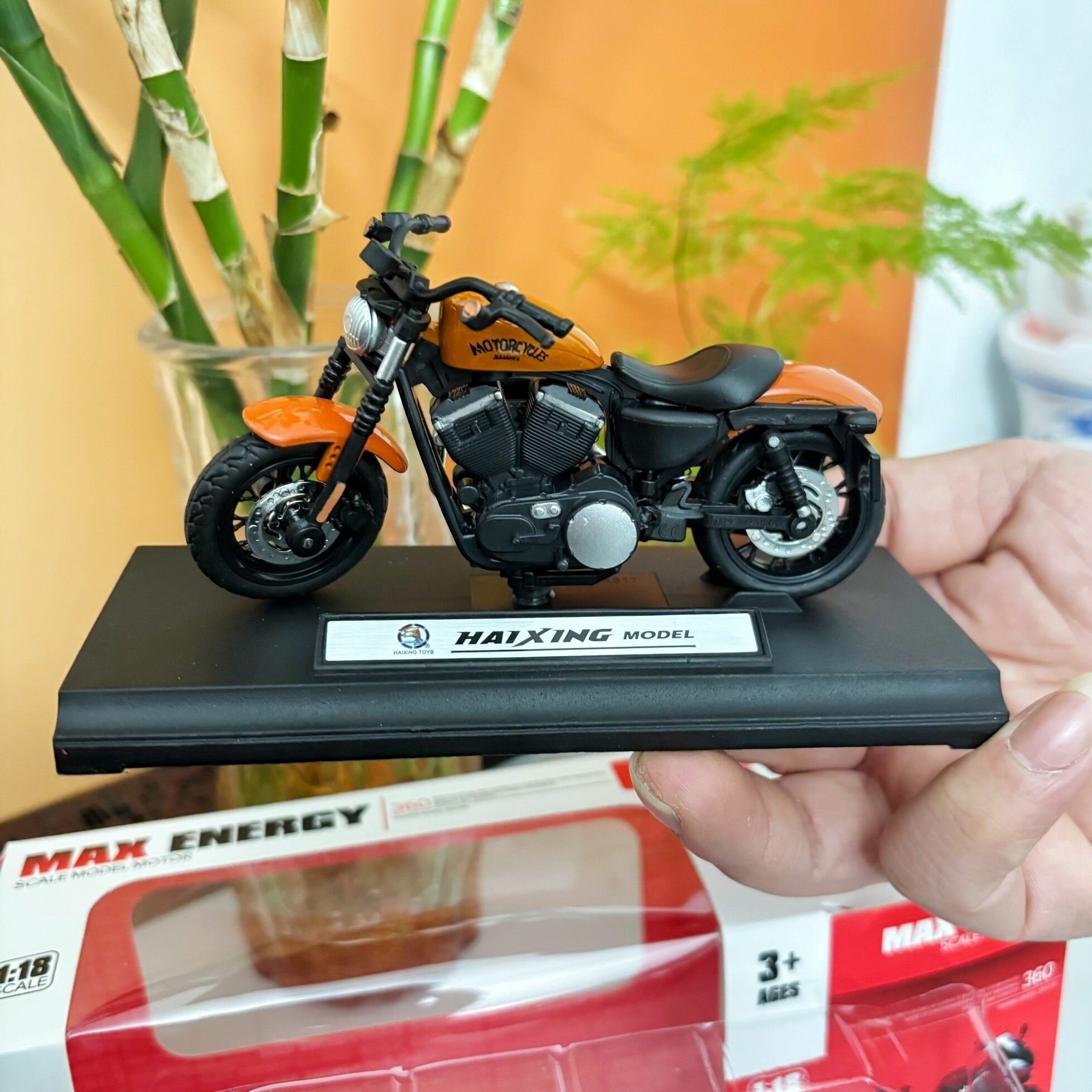 Игрушечный мотоцикл Harley-Davidson 1:18, инерционный, черный/оранжевый, от 3 лет