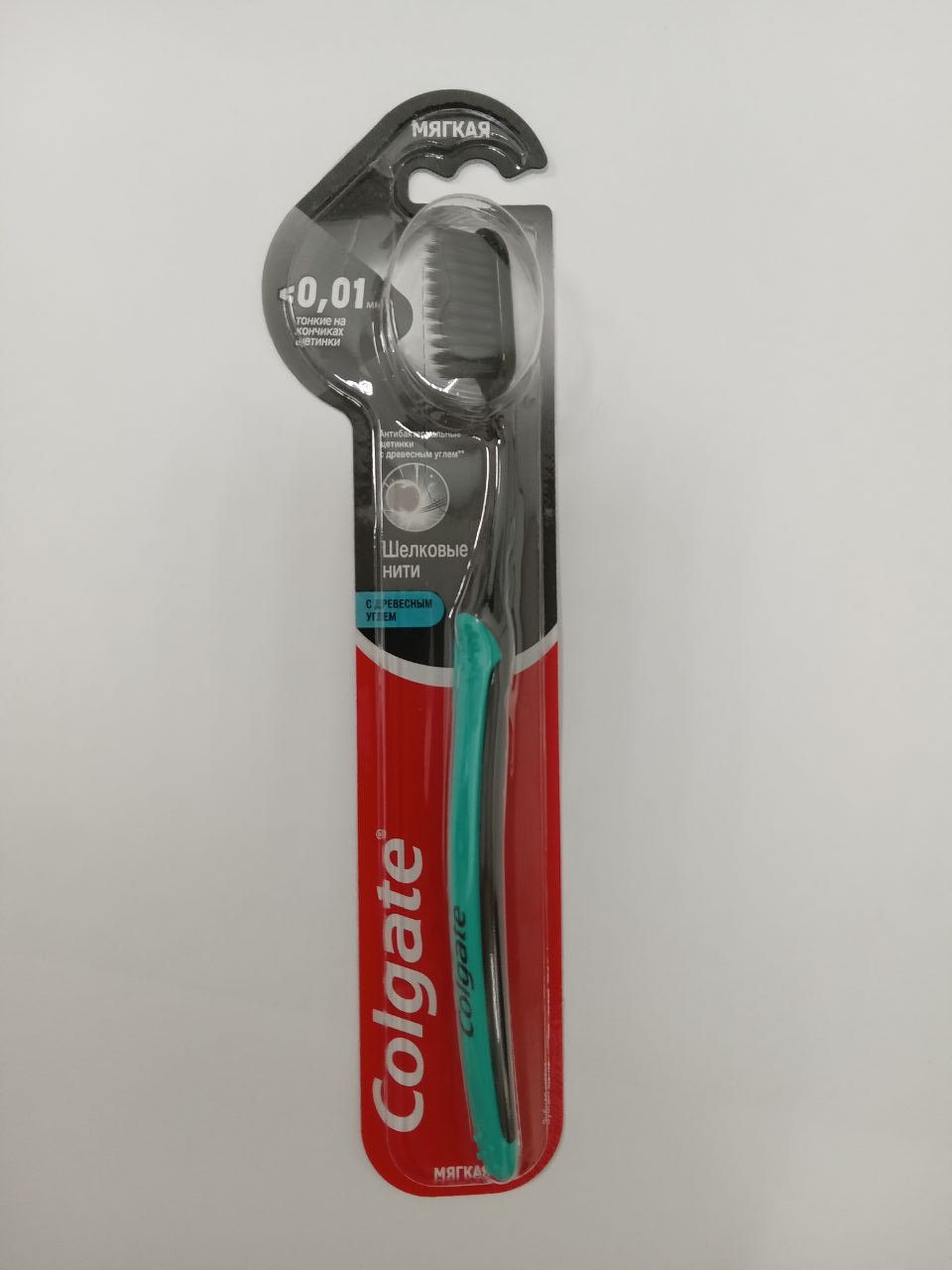 Зубная щетка Colgate Шелковые нити с углем (мягкая)
