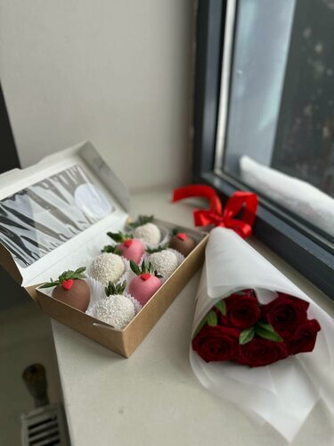 Изображение товара Классический букет красных роз и набор клубники в шоколаде - "Сладкая любовь" от Sweet Berry