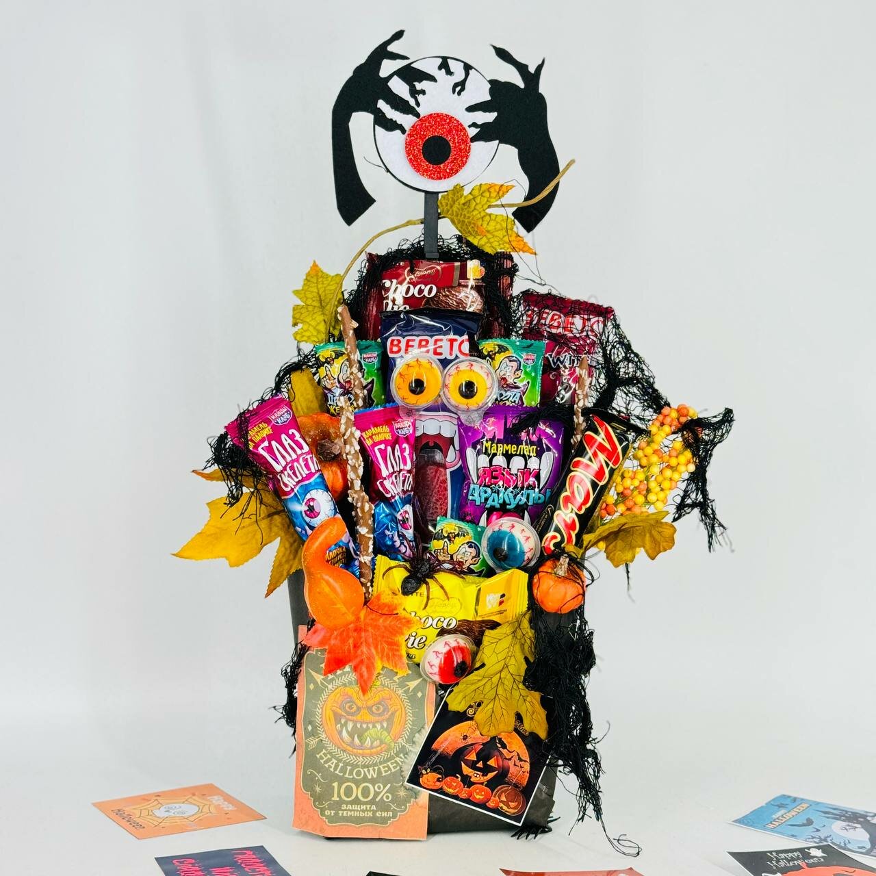 Подарок на Хеллоуин букет из сладостей. Подарочный набор жутких сладостей на Halloween