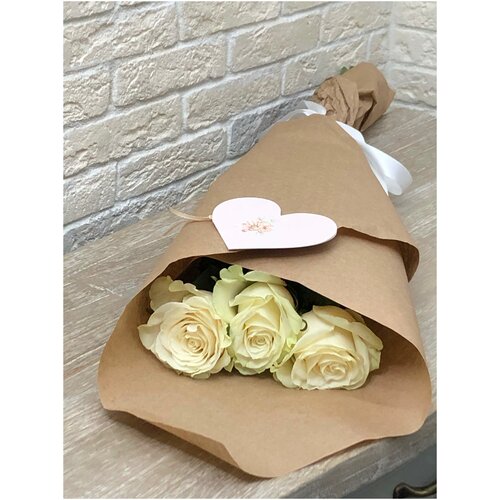 Белые розы 3 штуки сорт Mondial (70 см) премиального качества в крафтовой бумаге