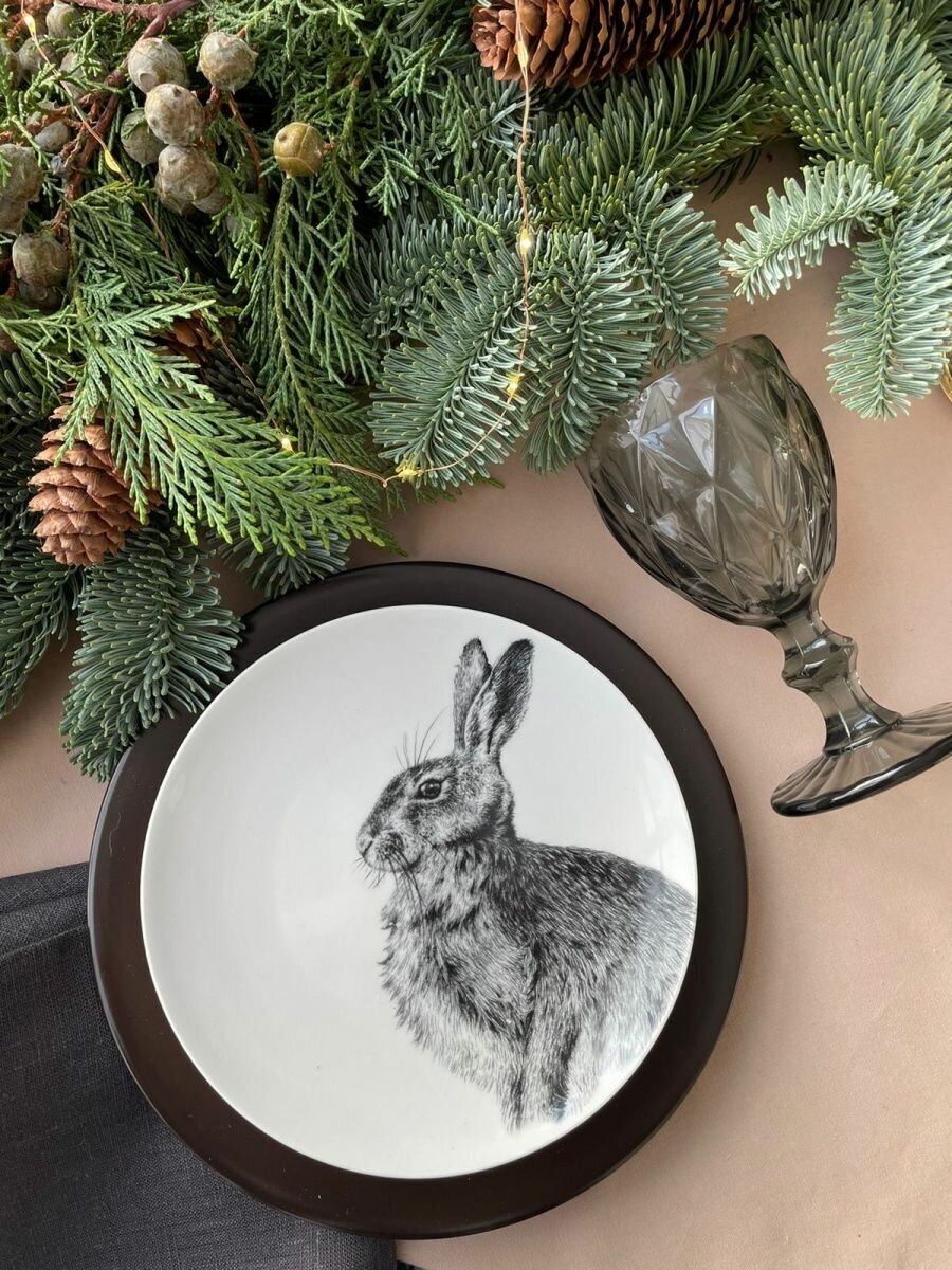 Тарелка с кроликом 20 см фарфоровая