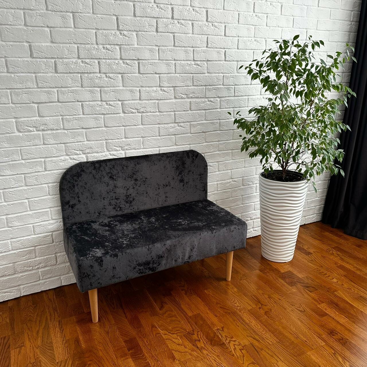 фото Прямой маленький диванчик для дома и дачи