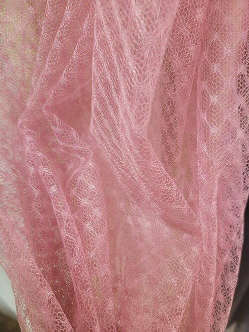 Тюль для комнаты сетка фактурная 260 см ширина 470 см ширина на шторной ленте цвет сиреневый розовый матовый