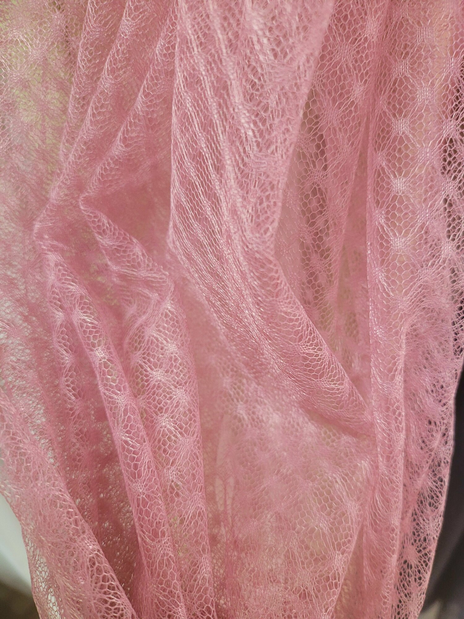 Тюль для комнаты сетка фактурная 250 см ширина 130 см ширина на шторной ленте цвет розовый сиреневый матовый