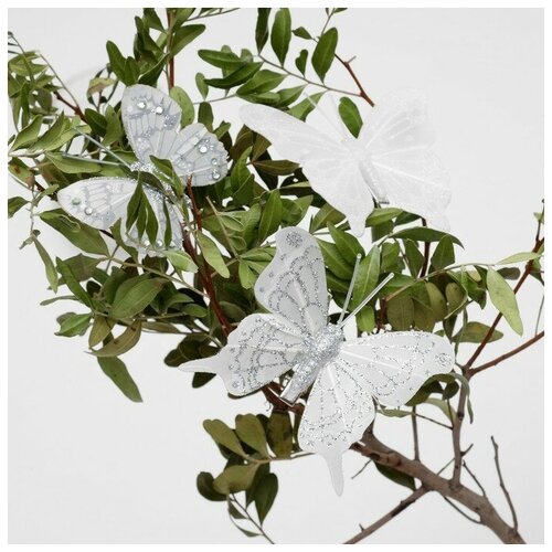 Бабочка для декора и флористики на прищепке пластиковая белый микс 1 шт 4 см и 8 см 1055₽