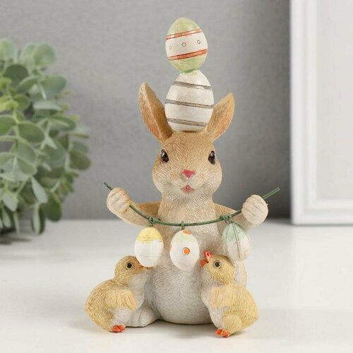 Фигурка полистоун Зайка с пасхальными яичками и птенцами 95916 см 1367₽