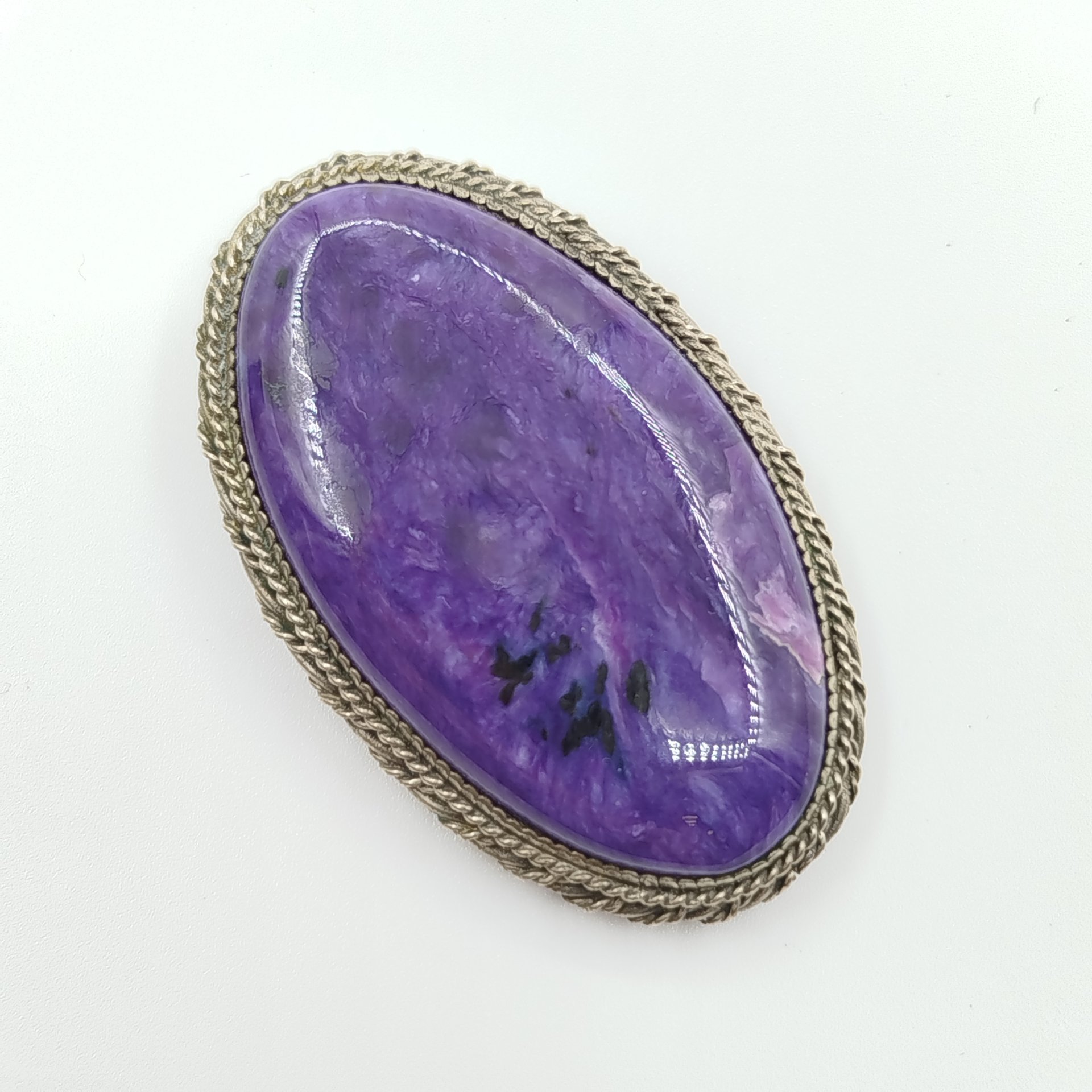 Брошь овальной формы с крупной вставкой чароита, металл, натуральный камень