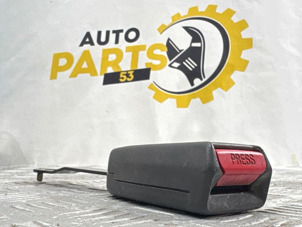 Ответная часть ремня безопасности Pajero2 прав. пер Б/У с пробегом