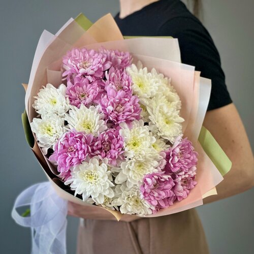 Изображение товара Букет из 7 нежных кустовых хризантем в стильной упаковке. «365 Поводов» - живые цветы с доставкой