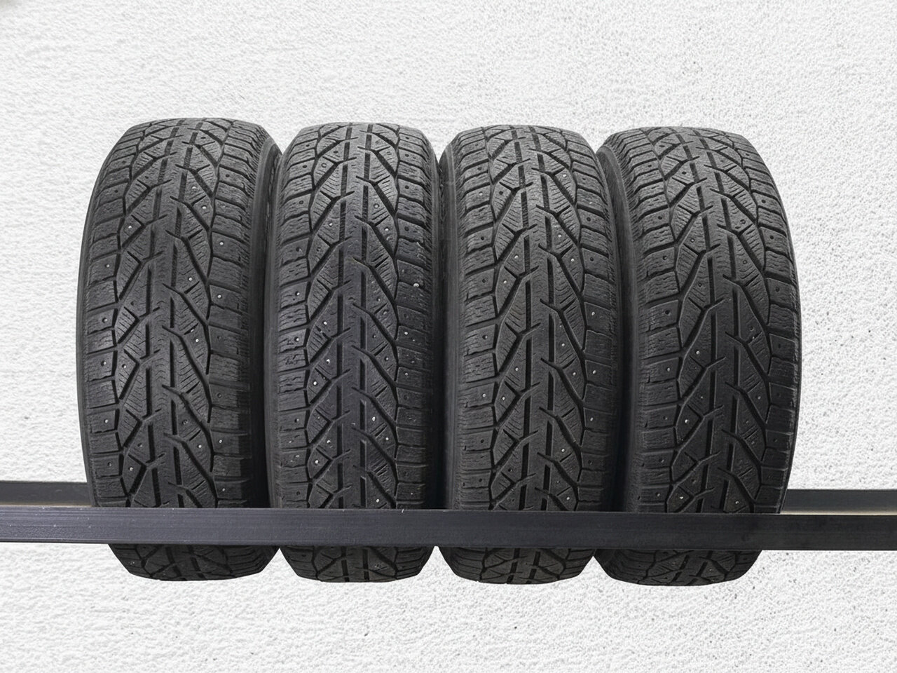 Зимние шины шипованные Kormoran SUV STUD 215/65 R16 35% износ KIR805