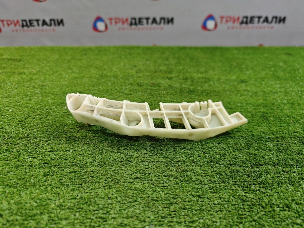 Кронштейн бампера Mitsubishi Outlander 2.0 4B11 2018 перед. прав. (б/у)