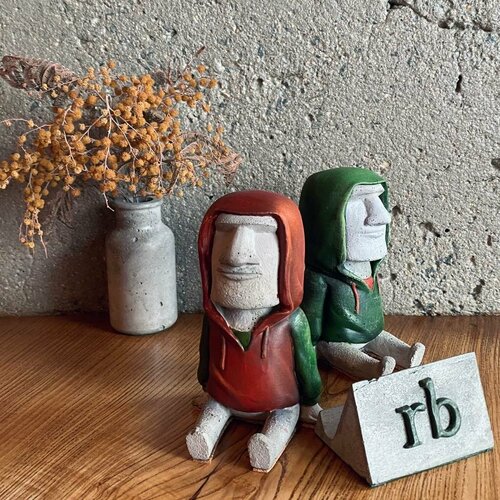 Статуэтка Concrete Style. Каменная статуя Моаи в худи.