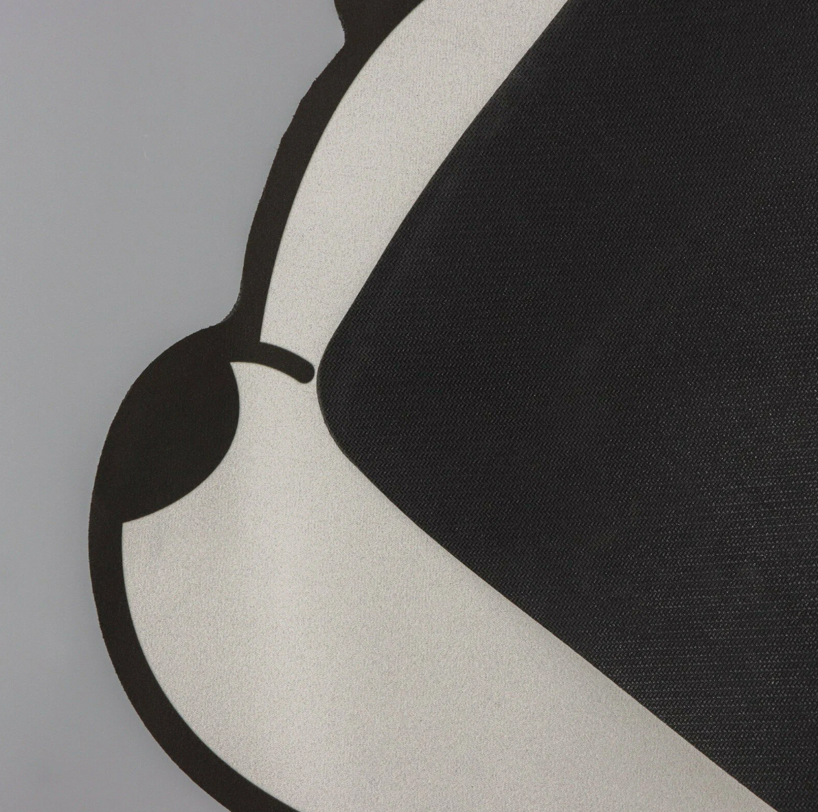 Быстросохнущий противоскользящий коврик для ванной, бело-серый, размер 43х68 см. / Диатомитовый коврик панда — фото 1