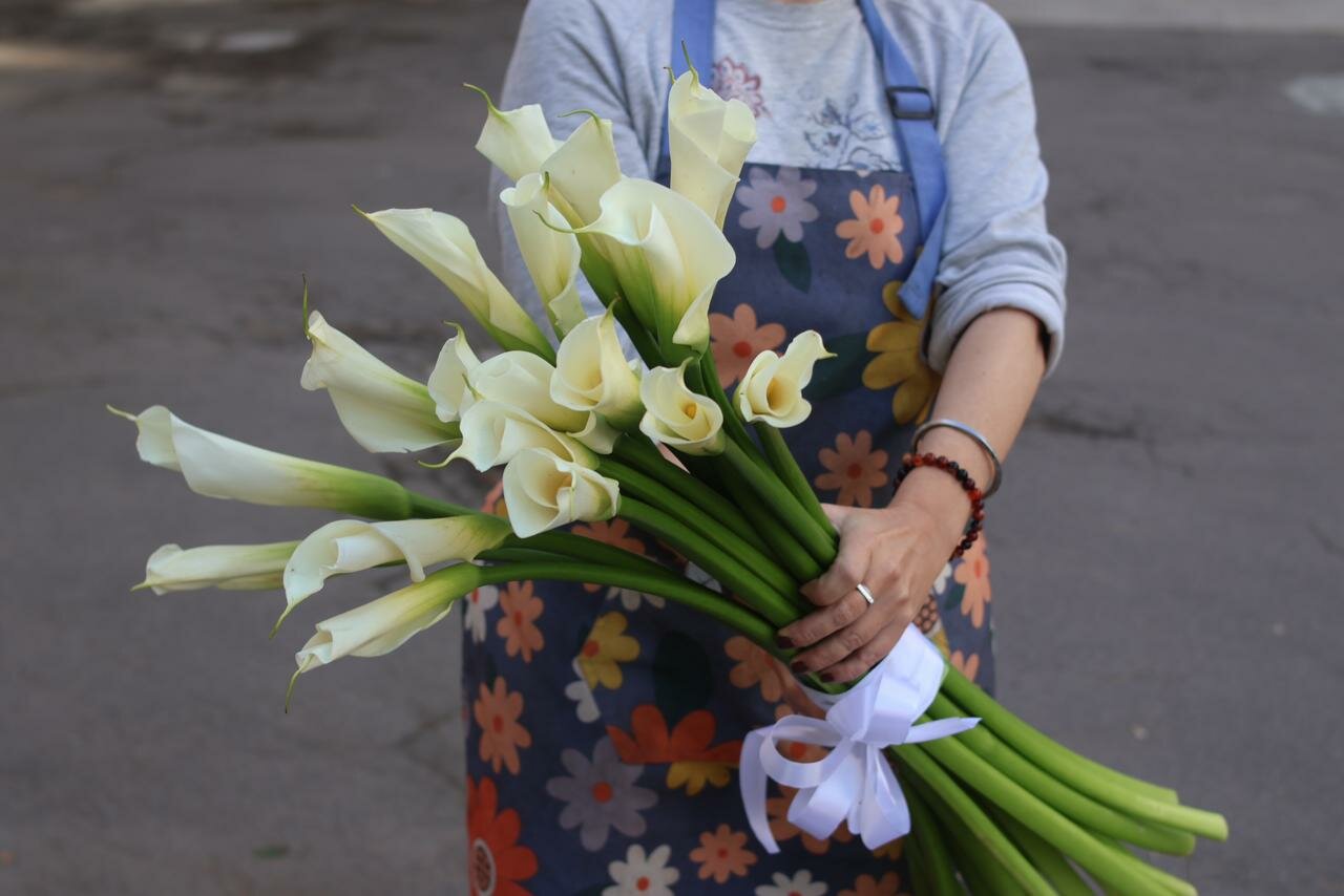 21 белая высокая калла