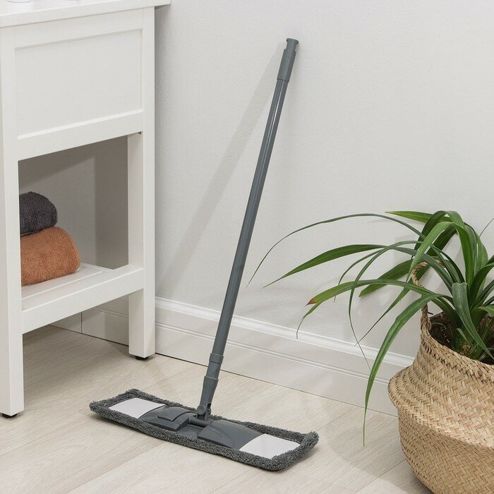 фото Швабра для мытья пола плоская Доляна, насадка из микрофибры 43×14 см, телескопическая ручка 80-120 см