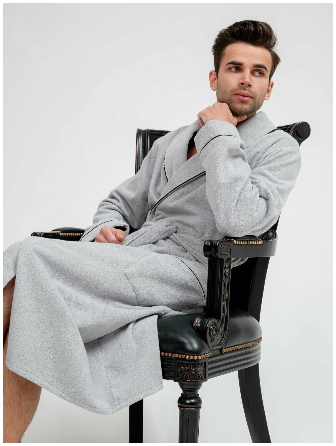 Мужской махровый халат с кантом, серебристый. Размер 46-48 - фотография № 1