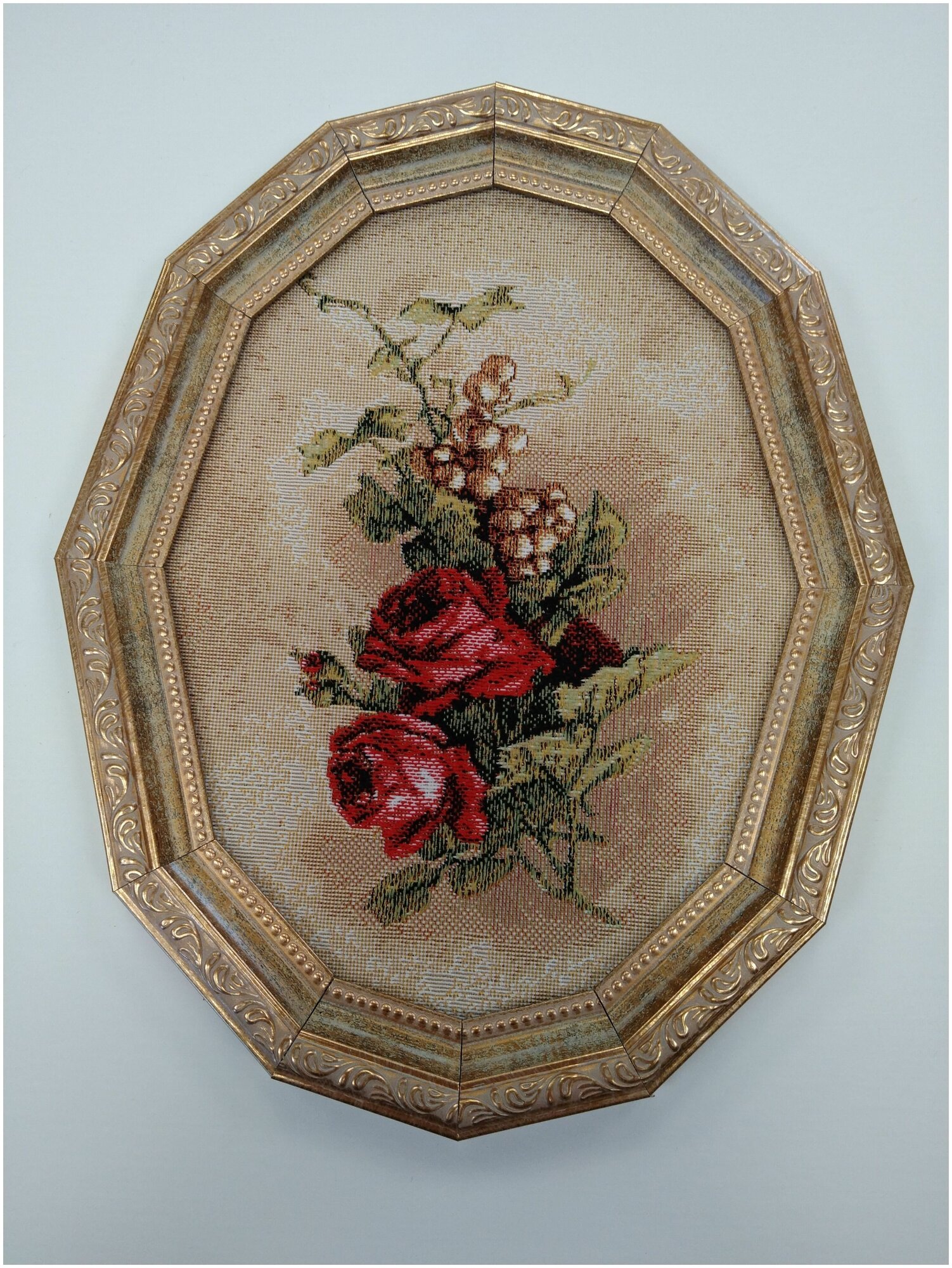 Картина гобеленовая овальная ИП Данилов С. Ю. "Красные розы-золотая рама" размер 21х27 см