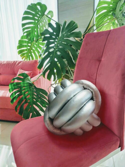 Декоративная подушка-узел 45х45 см. Современный интерьерный декор. Мягкая напольная подушка в форме шара серебристого цвета(0263)