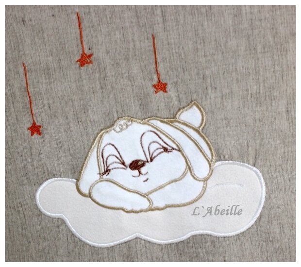 Зайчик спит в кроватке картинка